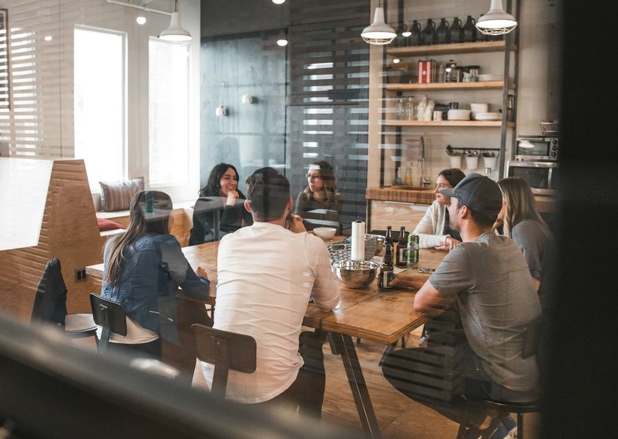 Equipe reunida em volta de uma mesa