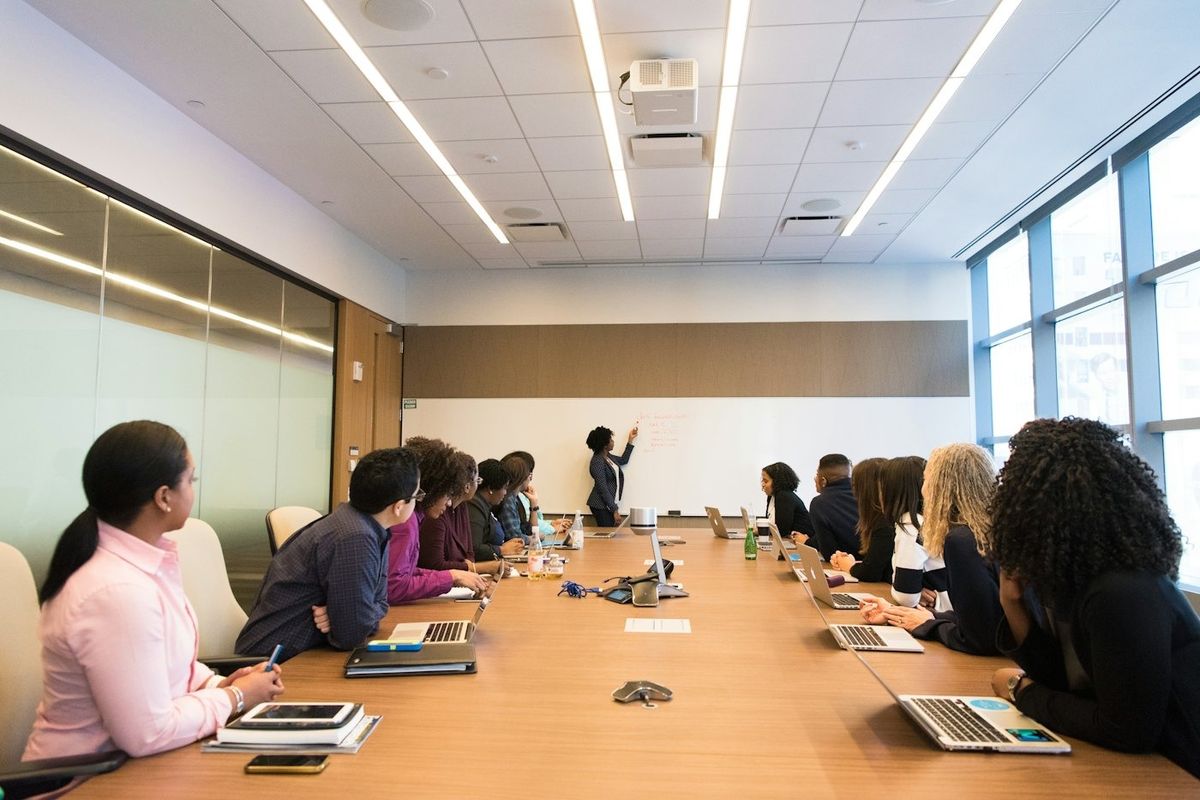Turma em sala de reunião durante um treinamento